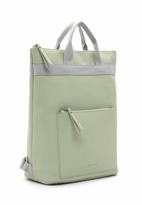 Groene rugzak van glad synthetisch materiaal met grijze accenten, slank ontwerp, dubbele handvatten en een voorzak met rits.