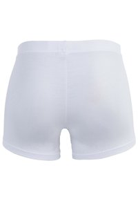 Boxers en coton blanc avec une texture lisse, une longueur de jambe courte et une taille confortable. Pas de motifs ou d'accents visibles.