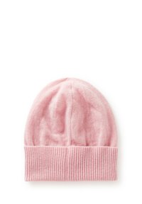 Roze gebreide beanie van zacht materiaal, met een geribde boord en een gladde top. De textuur lijkt licht en iets fluweelachtig.