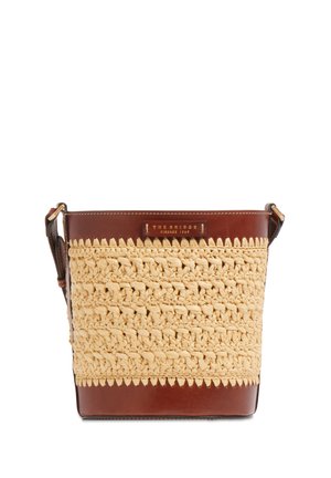 Borsa a secchiello in tessuto beige intrecciato con rifiniture in pelle marrone, dotata di tracolla e piccola etichetta logo frontale.