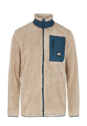 Beige fleece jas met hoge kraag, voorkant rits en contrasterende blauwe borstzak. Zachte textuur met een logo patch op de zak.