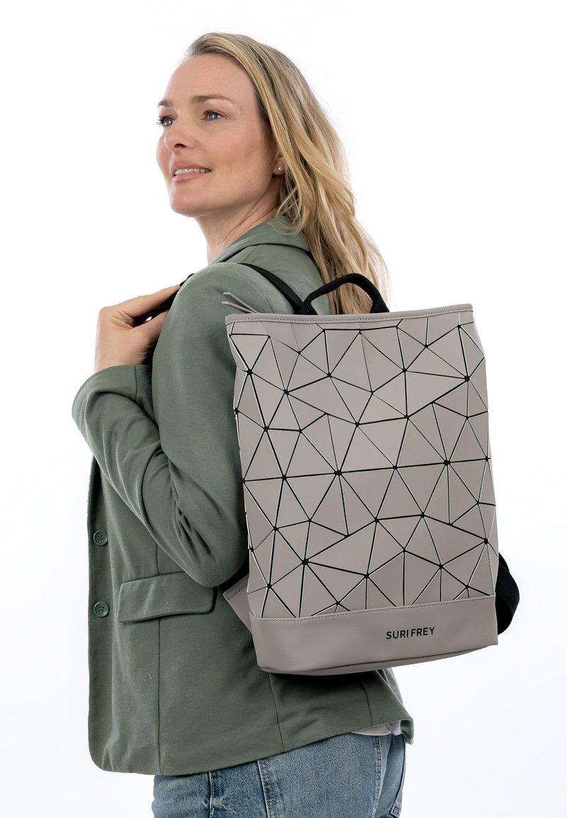 Šedý batoh s geometrickým vzorem, černými akcenty a horním úchopem, s hladkou strukturou a obdélníkovým tvarem, nošený na zádech.