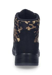 Botín negro y de estampado de leopardo con parte superior de ante y sintético, cuello acolchado y suela chunky negra para un agarre y comodidad óptimos.