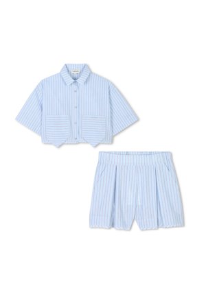 Lichtblauw gestreept cropped shirt met een kraag en twee voorzakken, gecombineerd met bijpassende geplooide shorts. Katoenen stof, relaxte pasvorm.