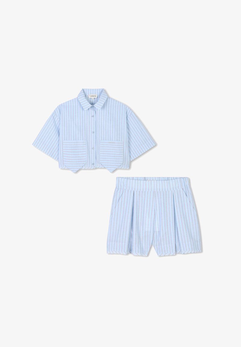 Chemise crop à rayures bleu clair avec un col et deux poches frontales, assortie avec un short plissé. Tissu en coton, coupe décontractée.