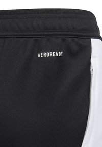 Schwarze Sportshorts mit weißen Akzenten, aus strukturiertem Stoff, mit einem elastischen Bund und einem kleinen in Weiß aufgedruckten "AEROREADY"-Logo.
