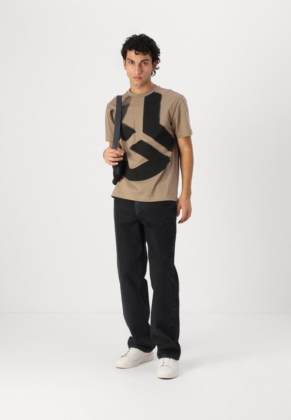 MONOGRAM BLEACHED - Print T-shirt - desert taupe3