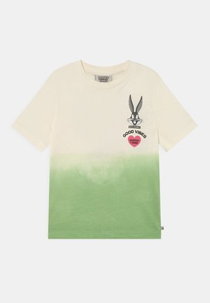 Kortærmet t-shirt med cremefarvet top og grøn gradient nederst, med Bugs Bunny-grafik og teksten "Good Vibes" på brystet.