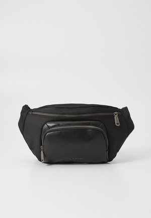 Fanny pack preto feito de tecido texturizado com um bolso frontal de couro liso. Apresenta fechos de correr prateados e um design elegante e aerodinâmico.