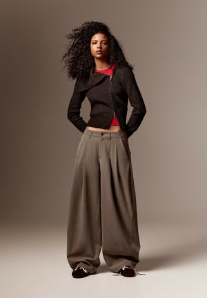 Bershka, WITH BACK BUCKLE BARREL - TROUSERS - Pantalon classique - multi-coloured
