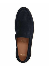 Chaussure noire en daim à enfiler avec un bout arrondi, semelle blanche et semelle intérieure beige portant la marque "MANTFIELD."