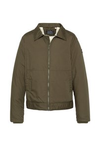 Kurtka oliwkowa z zamkiem błyskawicznym z przodu, z ostro zakończonym kołnierzem i miękką, kontrastową podszewką z polaru. Posiada boczne kieszenie oraz ściągacze przy mankietach.