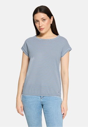 Kurzärmeliges Oberteil aus Baumwollmischung mit marineblau-weiß gestreiftem Muster, rundem Ausschnitt und lockerem Schnitt. Kombiniert mit hellblauen Jeans.