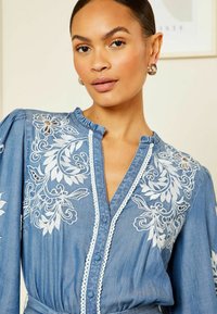 Love & Roses EMBROIDERED BELTED MIDI REGULAR FIT - Jeansklänning - blue