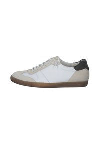 Sneakers bianchi in pelle e suede, con una punta beige, dettagli grigi, un tallone nero e una soletta in gomma. Design con lacci.