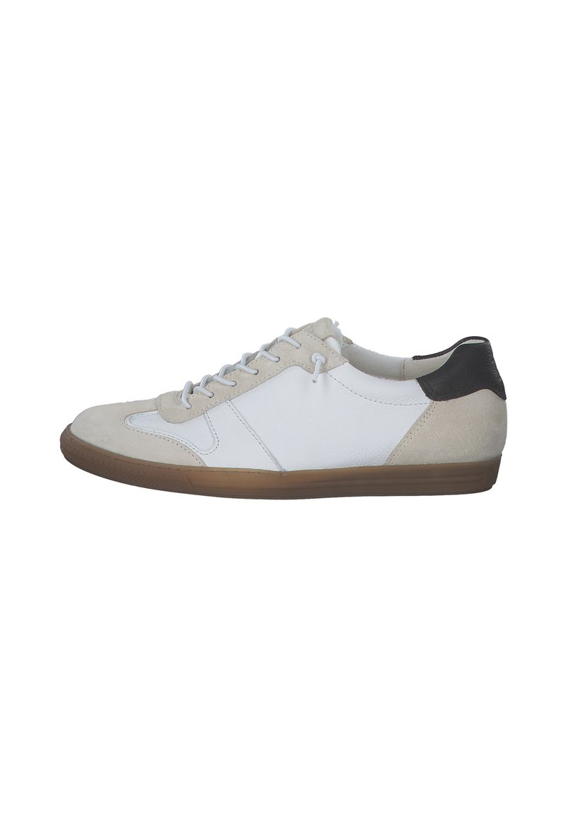 Sneakers bianchi in pelle e suede, con una punta beige, dettagli grigi, un tallone nero e una soletta in gomma. Design con lacci.