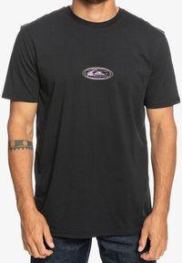 Svart bomull T-shirt med korta ärmar, med en cirkulär lila och vit logotyp på bröstet. Klassisk rundhalsad design.