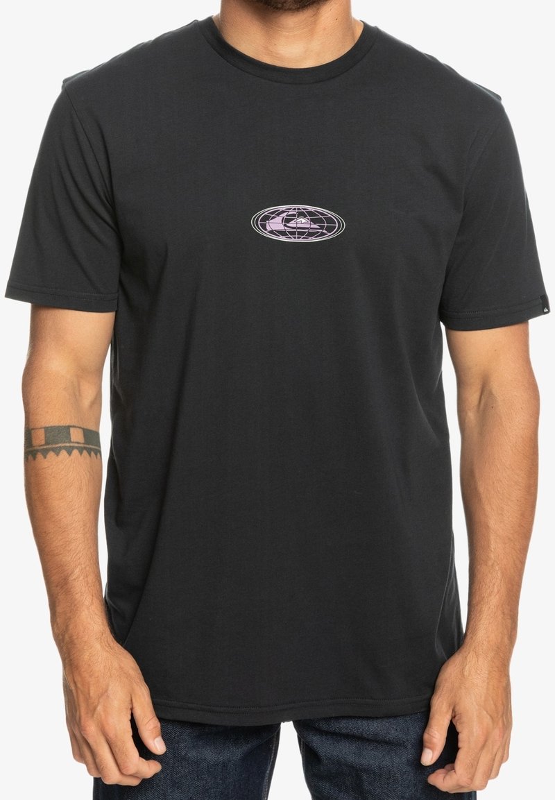 Svart bomull T-shirt med korta ärmar, med en cirkulär lila och vit logotyp på bröstet. Klassisk rundhalsad design.