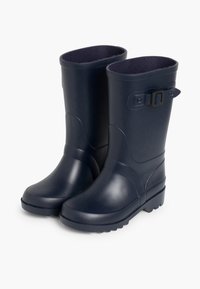 Botas de lluvia de goma de color azul oscuro con una superficie texturizada, punta redonda, tacón bajo y correa ajustable con detalle de hebilla.