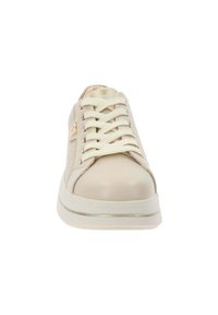 Baskets beiges avec un bout lisse et brillant, des côtés texturés et des lacets crème. Inclut une touche métallique dorée et une semelle rembourrée.