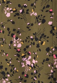 Tecido verde oliva com um padrão floral apresentando flores pretas, rosas e amarelas; superfície texturizada com detalhes de nervuras finas.