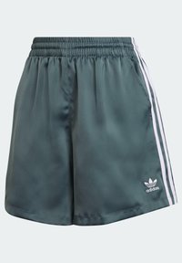 Mörk tealfärgade träningsshorts med elastisk midja, vita sidostripes och en liten vit logo längst ner till vänster fram. Slät textur.