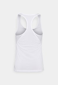 Débardeur de sport blanc sans manches avec dos nageur et panneaux en mesh sur les côtés pour la ventilation.