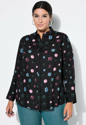 Zwarte shirt met een print van meerkleurige edelstenen in cirkelvormige en rechthoekige vormen. Bevat een kraag, knoopsluiting aan de voorkant en lange mouwen.