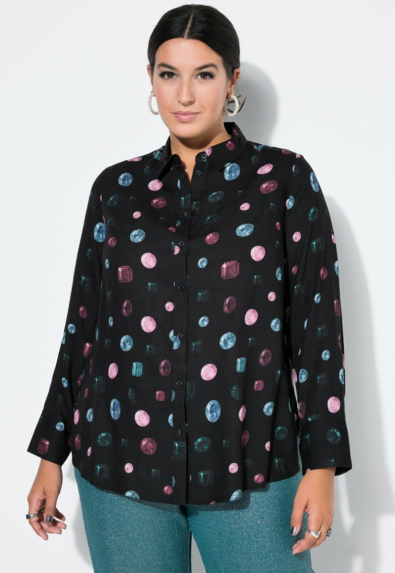 Svart skjorta med flerfärgade ädelstenstryck i cirkulära och rektangulära former. Har krage, knappstängning fram och långa ärmar.