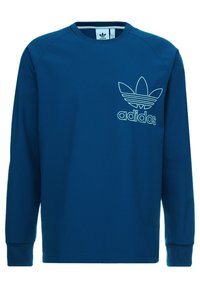 Niebieska bluza z długim rękawem i okrągłym dekoltem. Na piersi biały napis Adidas i trzy paski. Gładka faktura materiału.