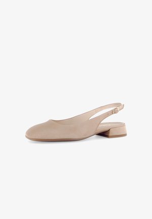 Beige suède slingback platte schoen met een ronde neus, lage vierkante hak en verstelbare zijriem met gesp.