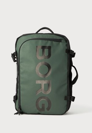 Grønn nylon ryggsekk med svarte detaljer, med et stort "BORG"-logo. Inkluderer justerbare stropper og glidelåslommer. Rektangulær form.