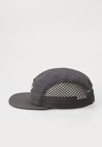 Gorra negra con un panel frontal sólido y una parte trasera de malla para mayor transpirabilidad. Visera curva, con una marca minimalista en el lateral.