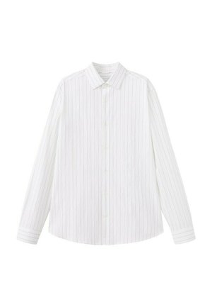 Chemise blanche à manches longues boutonnée avec de fines rayures verticales grises et un col classique, posée à plat sur un fond blanc.