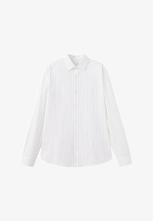 Chemise blanche à manches longues boutonnée avec de fines rayures verticales grises et un col classique, posée à plat sur un fond blanc.