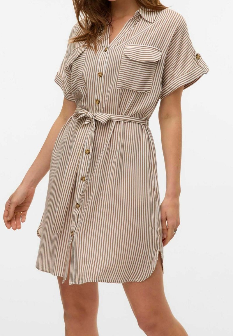 Abito a camicia a righe in beige e marrone chiaro con chiusura a bottoni frontale, maniche corte, due tasche sul petto e una cintura annodata in vita.