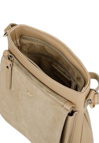 Borsa a tracolla in pelle e scamosciata beige con chiusura a zip. Caratterizzata da una tasca interna, un'esterno texturizzato e dettagli in metallo color oro.