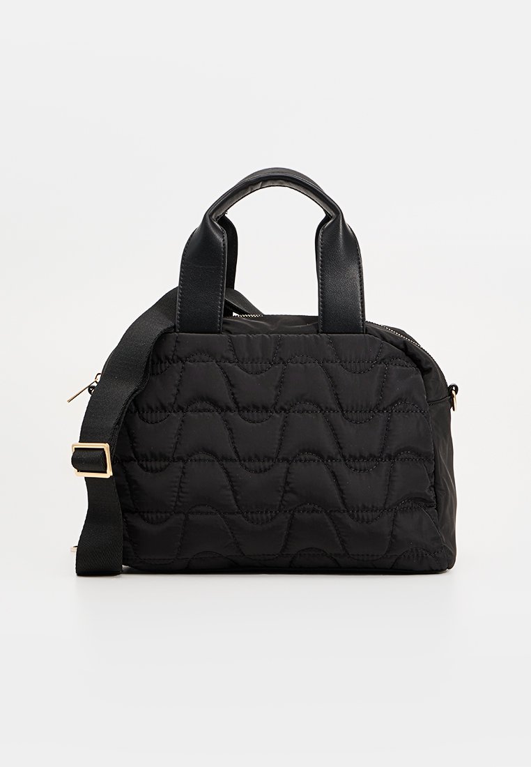 Czarna pikowana torebka na ramię z dwoma krótkimi uchwytami i odczepianym paskiem na ramię. Posiada gładkie czarne akcenty i zamek błyskawiczny.