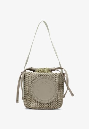 Borsa a secchiello beige intrecciata con tracolla lunga, chiusura con coulisse in tessuto e patch rotondo in pelle goffrata con il logo "Hispanitas" sul davanti.