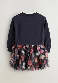 Dunkelblauer Sweatshirt mit langen Ärmeln, kombiniert mit einem lebhaften, geschichteten Tüllrock, der florale Muster und Glitzer umfasst.