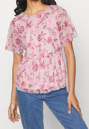 Rosa florales Peplum-Top aus leichtem Stoff mit kurzen Ärmeln, runder Halslinie und variierenden Mustern in Rosatönen und Grün.