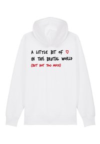 Felpa bianca con tasca a marsupio frontale, cappuccio e testo in nero e rosso, che include un grafico a cuore, con la scritta "Un po' di amore in questo mondo brutale (ma non troppo)."