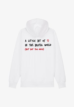 Felpa bianca con tasca a marsupio frontale, cappuccio e testo in nero e rosso, che include un grafico a cuore, con la scritta "Un po' di amore in questo mondo brutale (ma non troppo)."