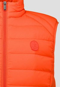 Oranje donzen vest met een hoge kraag en verticale gestikte textuur. Voorzien van een rits aan de voorkant en een klein, reliëf logo op de borst.