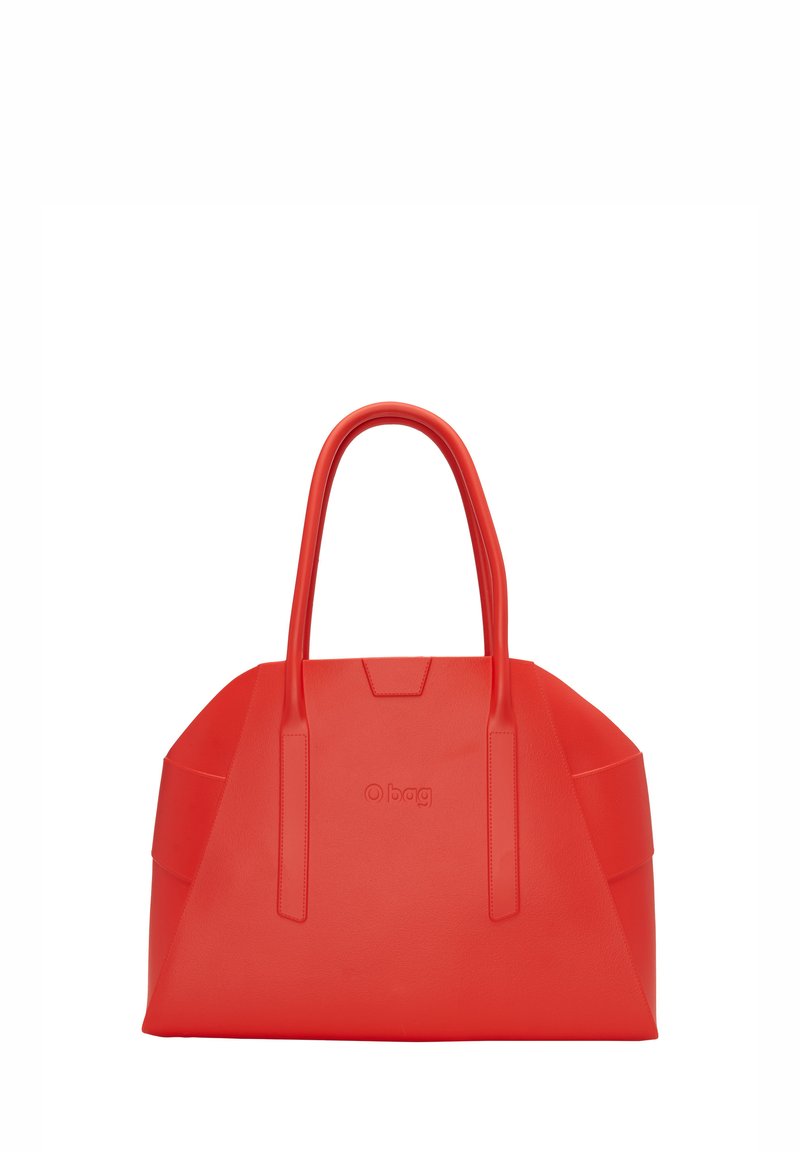 Rode synthetische draagtas met hoekig ontwerp, voorzien van twee stevige handvatten en een reliëflogo. Gladde textuur met een gestructureerde vorm.