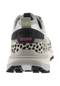 Sneaker bianco e grigio con sezione posteriore maculata bianco e nero, dotata di collare imbottito, linguetta e etichetta "WING" nera e rosa.