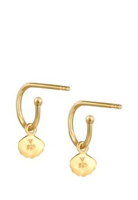 Orecchini placcati in oro con un design a gancio curvo. Presentano un charm a forma di conchiglia testurizzata contrassegnato "925", che indica il contenuto di argento.