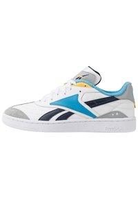 Valkoiset sneakerit, joissa on sinisiä, harmaita ja tummansinisiä yksityiskohtia. Varustettu tekstuuripohjalla, nahkavarren, pehmustetulla kieli-osalla ja sivulogo-yksityiskohdilla.