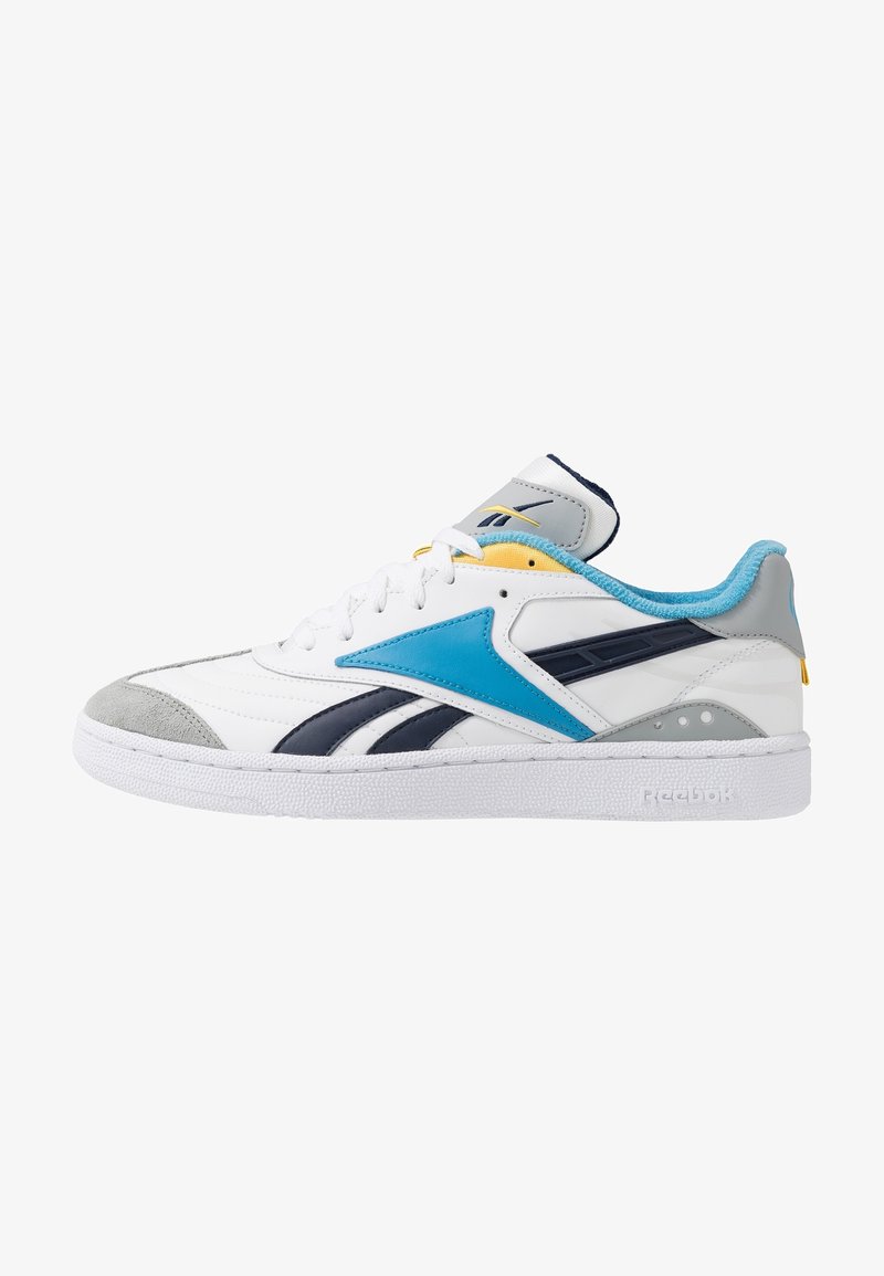 Valkoiset sneakerit, joissa on sinisiä, harmaita ja tummansinisiä yksityiskohtia. Varustettu tekstuuripohjalla, nahkavarren, pehmustetulla kieli-osalla ja sivulogo-yksityiskohdilla.