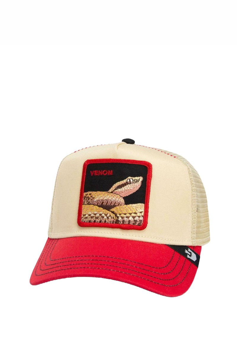 Gorra beige con visera roja, que presenta un parche cuadrado con una ilustración de una serpiente y el texto "VENOM" en rojo. Parte trasera de malla para ventilación.